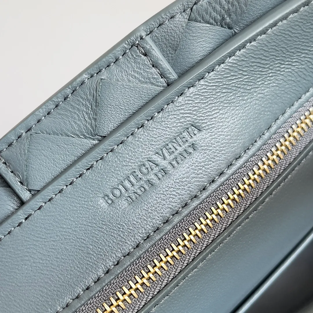 The 2023 new Andiamo batch of 1860 BV has been shipped‼ ️Really popular🔥The new Andiamo woven handbag launched by Bottega Veneta this season is really popular all over the world! ! Celebrities at home and abroad have worn it, and Oscar-winning actress Michelle Yeoh has taken it out on the street. Song Jia, Trai Yara, Yu Feihong, Sanji Ayaka, Rosie Hunting-Whiteley, Yoshioka Riho, etc. have all picked up this bag. It is classic and versatile, showing off its temperament, and the bag capacity is also large, which is very convenient for daily commuting! ! A variety of carrying methods, the shoulder straps can be adjusted by yourself, the original lambskin feels soft and delicate, and the neutral style is made to break gender boundaries and bring a more practical and longer-lasting use experience. Andiamo, which has both elegant and casual styles, perfectly interprets the true appearance of "fashionable old money style". Style number: 743568 Size: 25*22*10.5cm